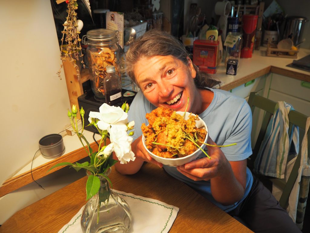 Hollerblüten (Holunderblüten) gebacken - vegan einfach Hollerstrauben