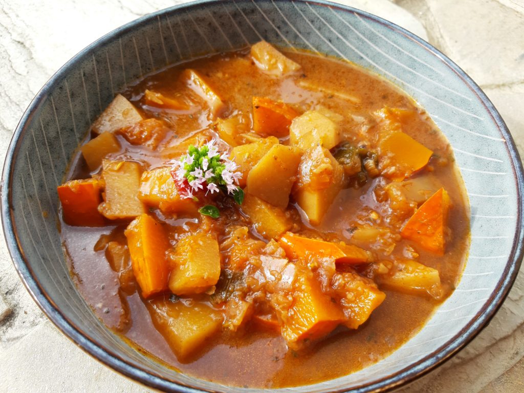 Kürbis - Erdäpfel - Gulasch vegan einfach herbstlich warm | Naturveg